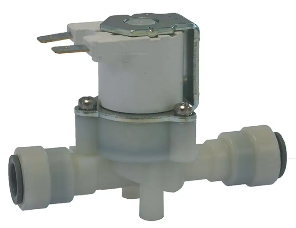 Syr Magnetventil aus Kunststoff mit metallischem Oberteil und Anschlüssen für Rohrleitungen. Das Ventil ist für den Einsatz in Wasserleitungen konzipiert.